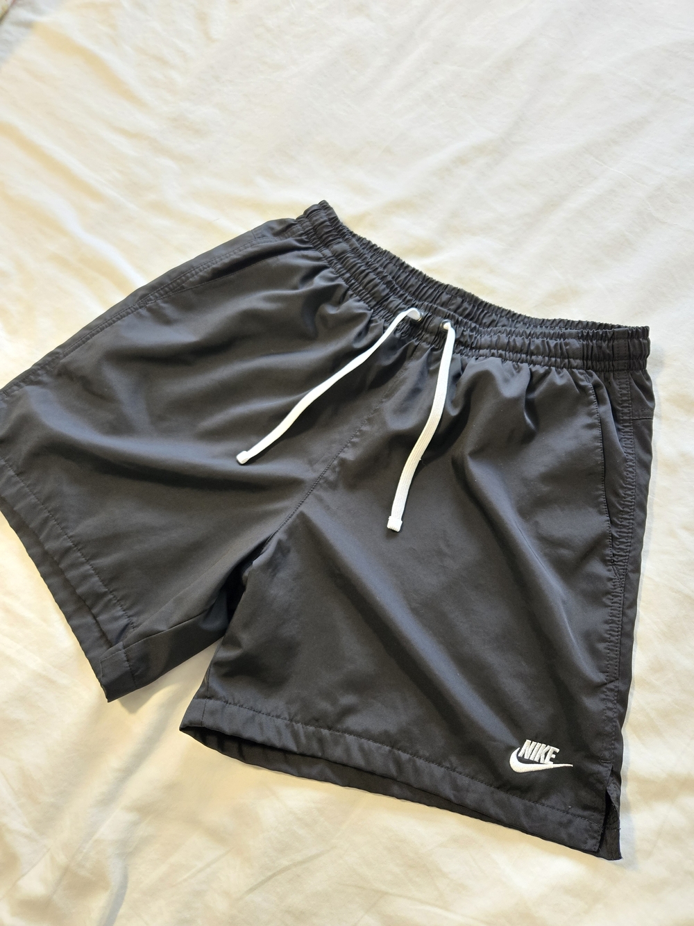Nike Club Men's Woven Flow Shorts in black, Size L